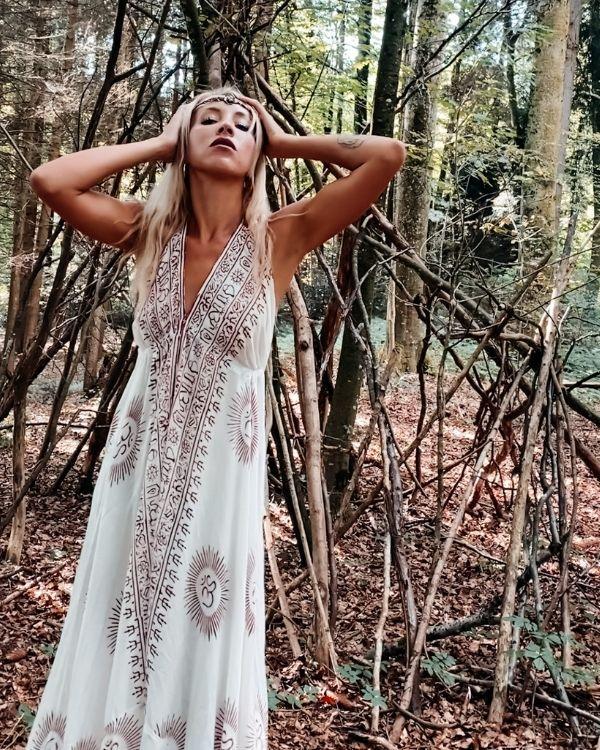 Maxikleid Damen mit OM Zeichen und indischen Symbolen - Boho Hippie Damen Kleid mit offenem Ruecken