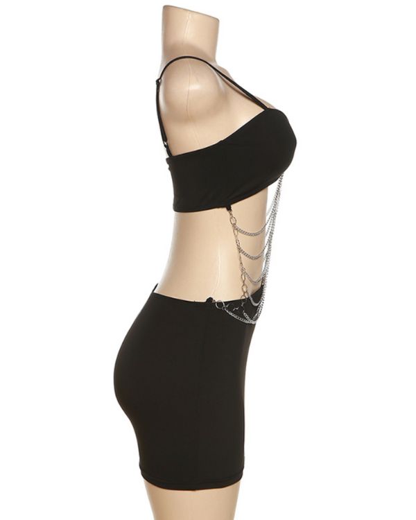 Das kurze schwarze Kleid mit silbernen Ketten auf der Vorderseite