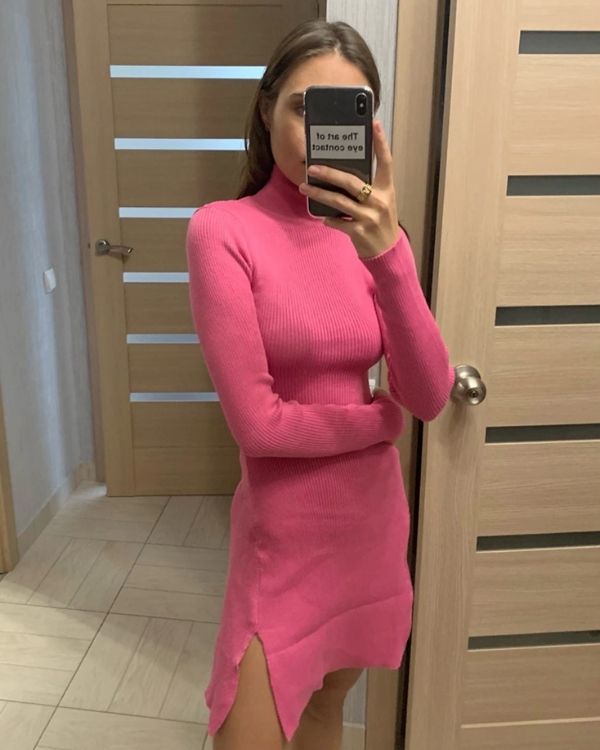 Pinkes Strickkleid mit Rollkragen und Schlitz auf der Seite