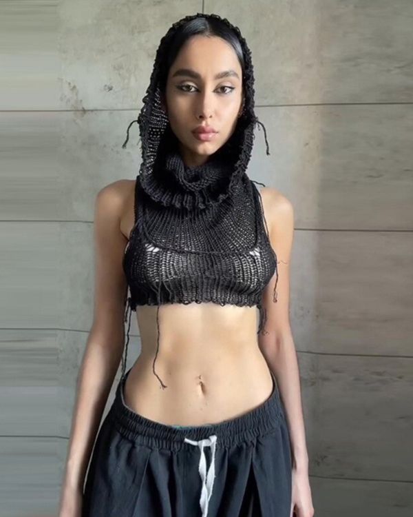 schwarzes Crochet Knitted Strick Top mit Kapuze - Bauchfreies Top ohne Aermel