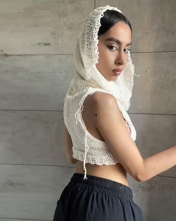 Aermelloses Knitted Crochet Crop Top mit Kapuze und weitem Kragen