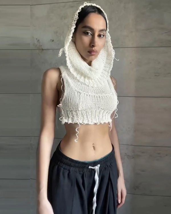 weisses Designer Crochet Crop Top Strick Knitted mit Kapuze und Faeden die nach unten haengen