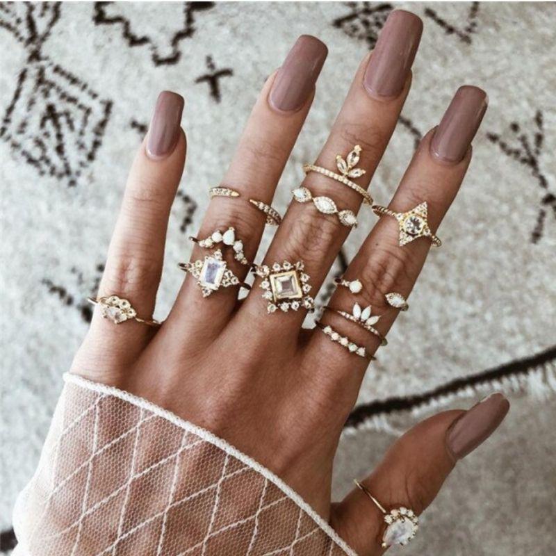 Elegantes Ringset Knuckle Ringe Damen feine goldene Fingerringe mit Glitzersteinen Strasssteinen und Boho Mustern  