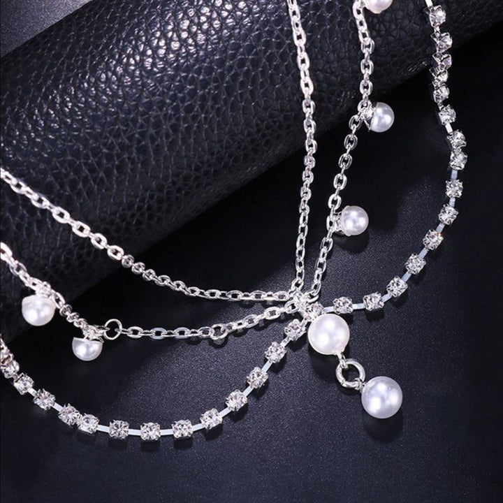 Silberne Kopfschmuck Kette aus Kristallsteinen und weissen Perlen 