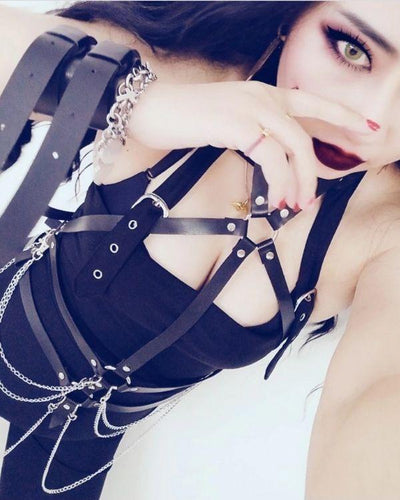 Fetisch Harness Gurt aus schwarzem Kunstleder mit silbernen Ketten