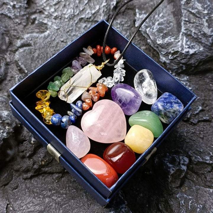 Edelsteine Box aus diversen Kraftsteinen und Kristall Quartz Anhaenger und Chakra Armband