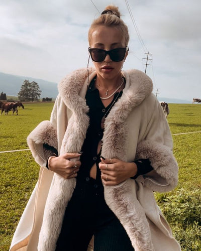 Kunstfell Cape mit Fransen und Kapuze - Eleganter Damen Cape Poncho 
