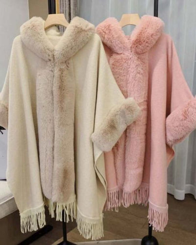 Kuscheliger eleganter Damen Poncho Cape mit Aermel, Kunstfell Kragen, Kapuze und Fransen an den Enden