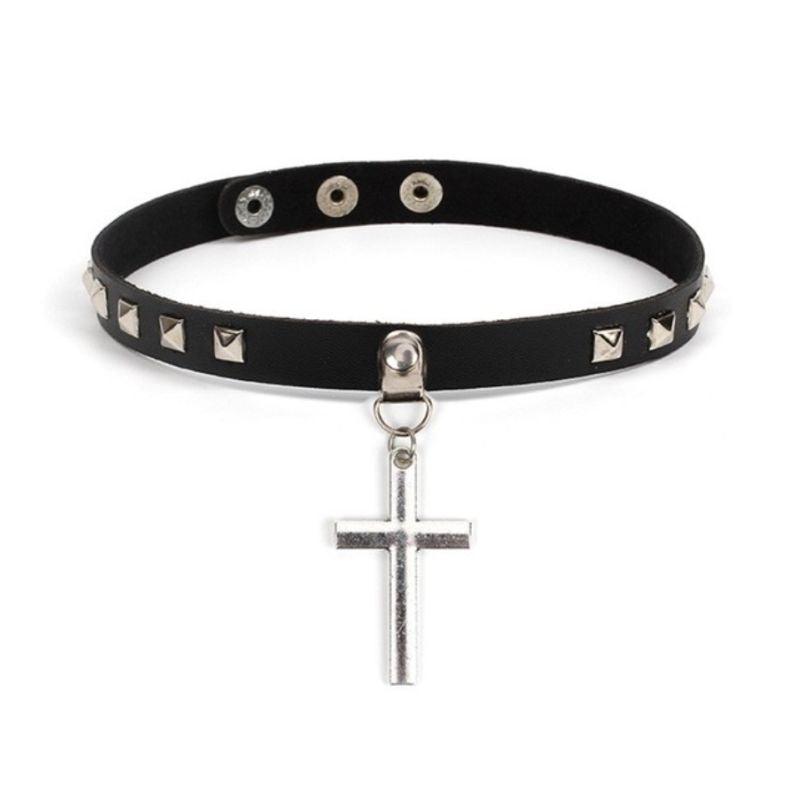Choker Halskette in schwarz mit silbernen Nieten und Kreuz Anhaenger