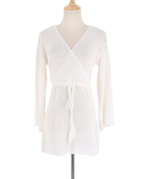 Weisses Damen Strand Sommerkleid mit gekreuztem Ausschnitt und Schnurr auf Taillen hoehe 