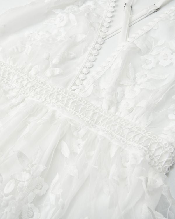 Weisses Blumen Kleid mit V-Ausschnitt