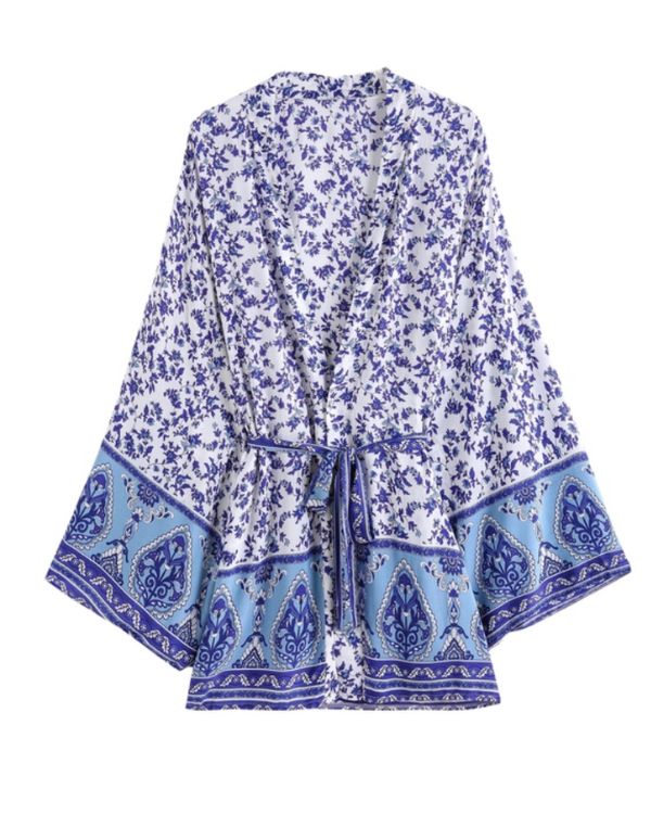 Weisse Blauer Damen Kimono mit Blumen Mustern und weiten Aermeln