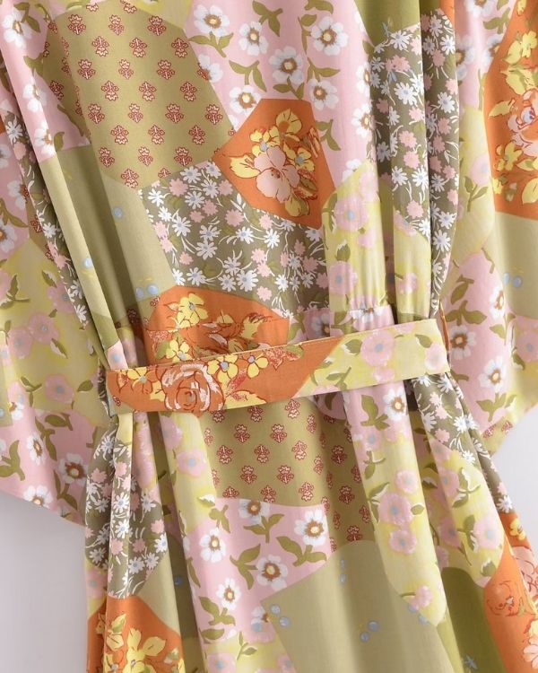 Boho Kimono mit Stoffgurt zum binden und Blumen Mustern - Flower Print Festival Kimono