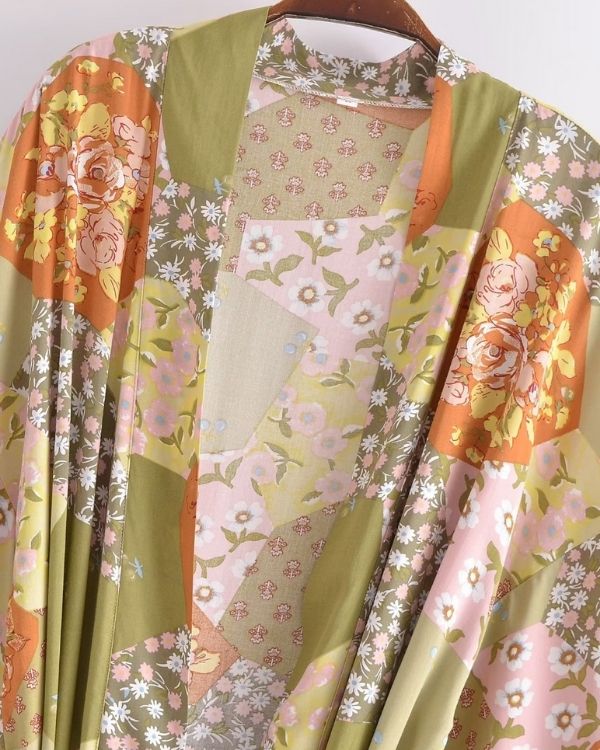 Langer Kimono mit Kragen und weiten Aermeln mit Blumen Mustern 