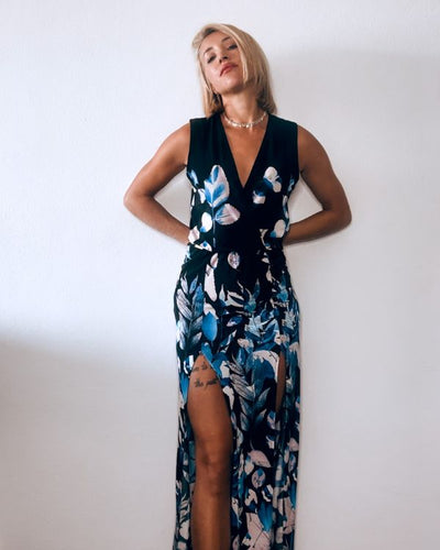 Elegantes Boho Chic Kleid mit V-Ausschnitt und Schlitz Oeffnungen - Blau schwarzes Blumenkleid