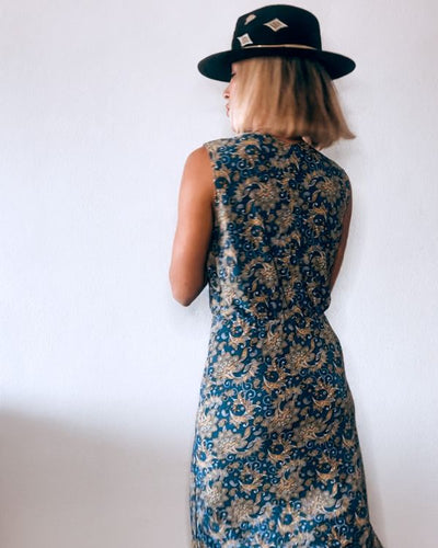 Paisley Blumen Sommerkleid ohne Aermel und mit zwei Schlitzen auf der Vorderseite