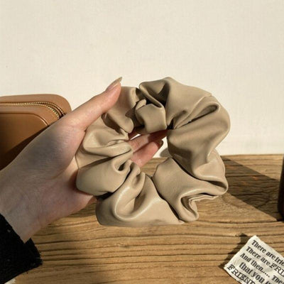 Beiges Hellbraunes Lederlook Scrunchies Haargummi im Schweizer Fashion Shop kaufen