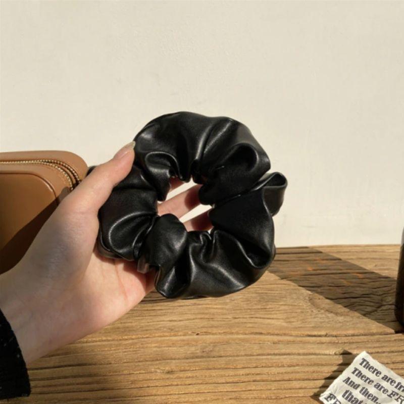 Schwarzes Kunstleder Scrunchies Haargummi - Leder Look Haar Accessoires