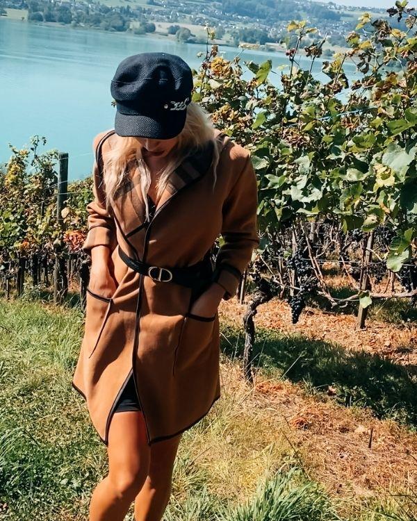 Braune Damen Kapuzen Jacke mit schwarzem Gurt und Taschen
