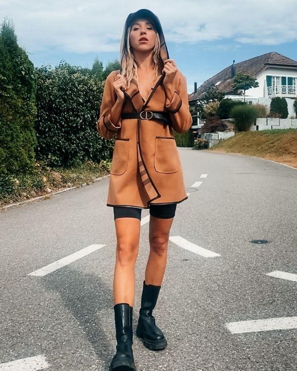 Brauner Damen Mantel mit Kapuze und schwarzem Stoffgurt - Damen Jacken online kaufen Schweiz - Herbst Kollektion