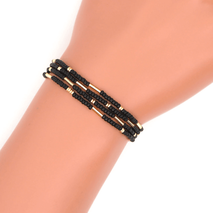 Armband aus schwarzen und goldenen Perlen 