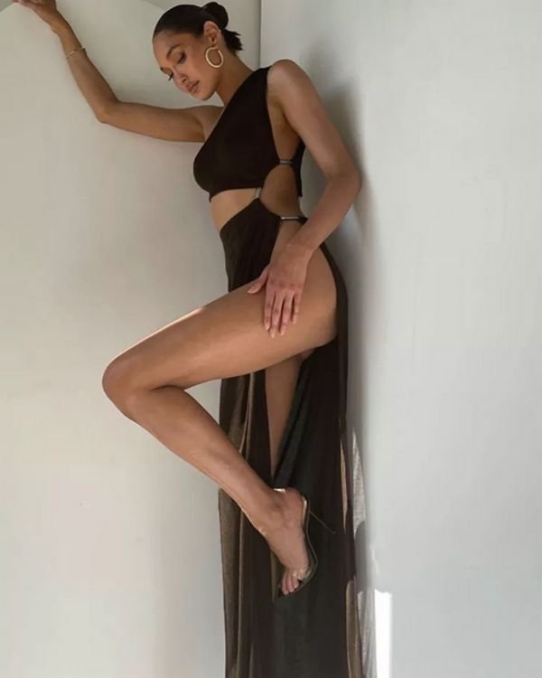 Bodenlanges Damen Maxi Kleid in schwarz mit Cut-Outs und langem Schlitz auf der Seite - Seite des Kleides geoeffet 