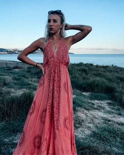 Pinkes bodenlanges Damen Maxikleid mit indischen Zeichen und Om Symbolen
