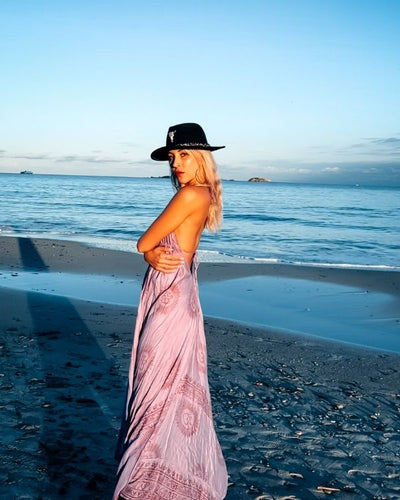 Goa Hippie Kleid mit indischen Zeichen und Om Symbolen - Elegantes Rueckenfreies Maxikleid 