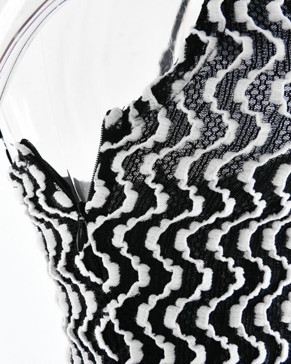Ruffle Strick Kleid in schwarz weiss mit Reissverschluss auf der Seite