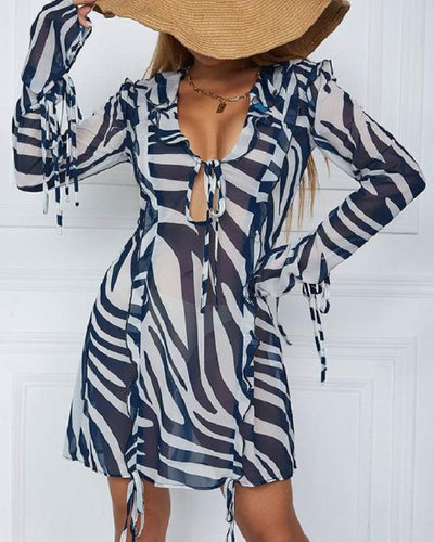 Schwarz weisses Zebra Mesh Kleid mit langem Flare Sleeves und Ruffle Effekt 