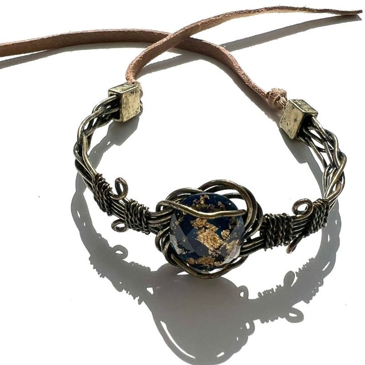 Boho Oberarmreifen im gold bronze mit Lapis Stein und braunem Band zum binden 