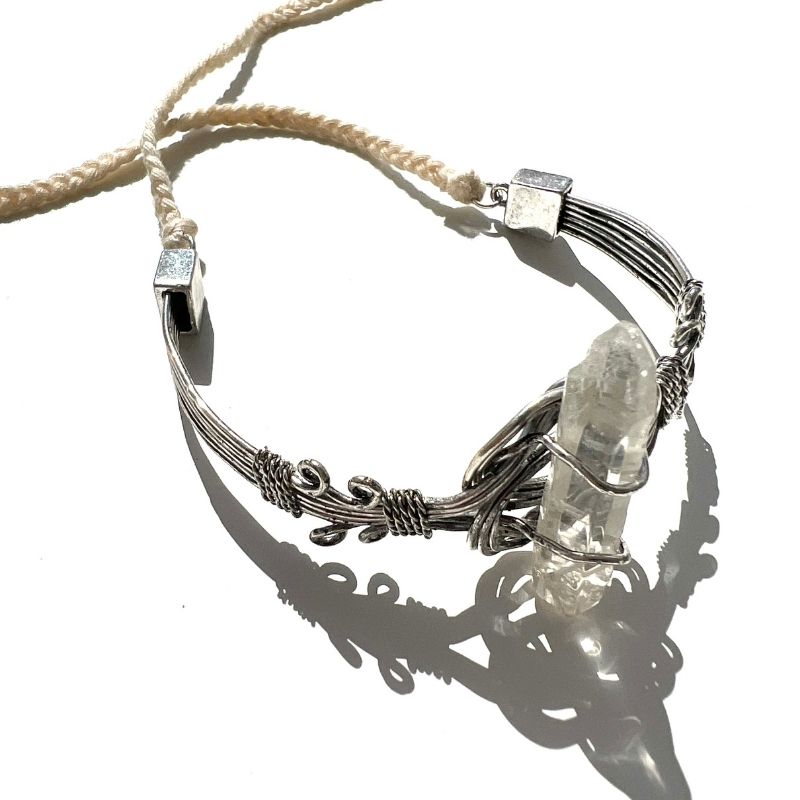 Reifen zum am Oberarm binden mit Schnuerkel Muster und Quarz Stein 