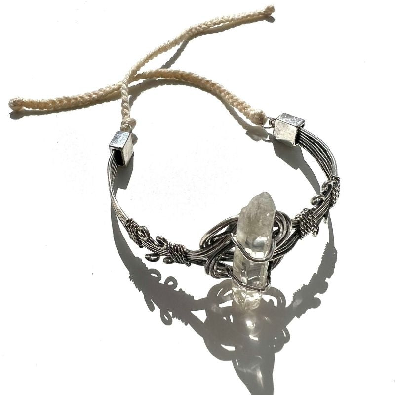 Oberarmreifen mit Quarzstein und silbernen Schnuerkelmuster - Boho Hippie Armreifen 