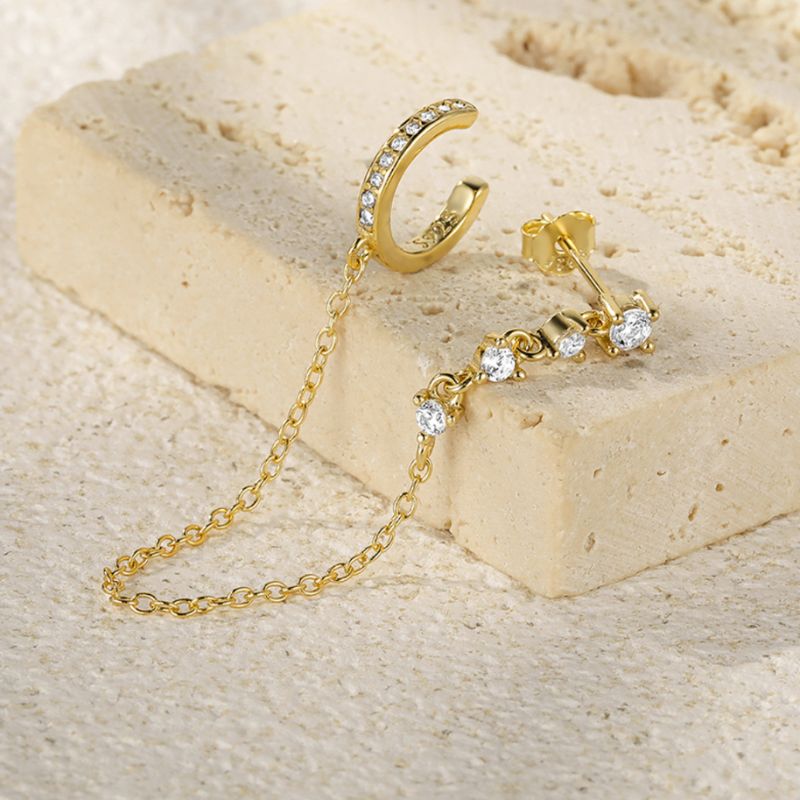Dieser elegante Ear-Cuff Ohrring ist aus hochwertigem Sterling Silber 925 gefertigt und mit funkelnden Zirconia Steinen verziert, die jedes Outfit aufwerten.
