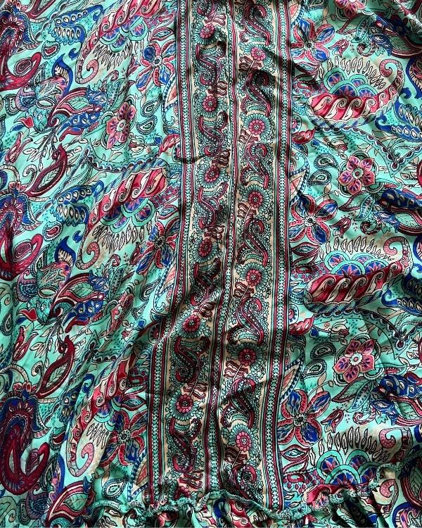 Paisley Boho Sommerkleid in tuerkis blau mit roten Blumen Details