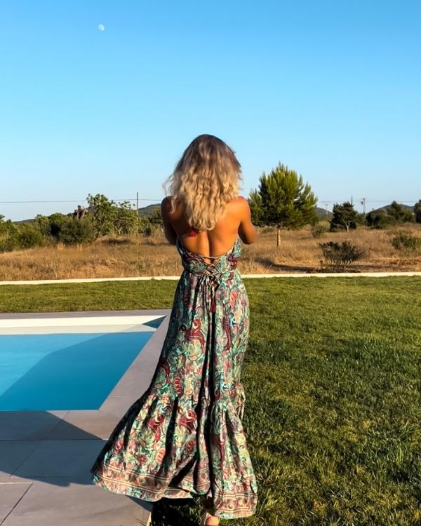 Rueckenfreies langes Kleid in tuerkis rot mit Paisley Blumen Mustern