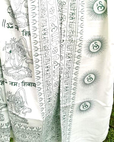 Weisser Pareo mit indischen Zeichen und Om Symbolen - Goa Hippie Style Tuch leicht und luftig