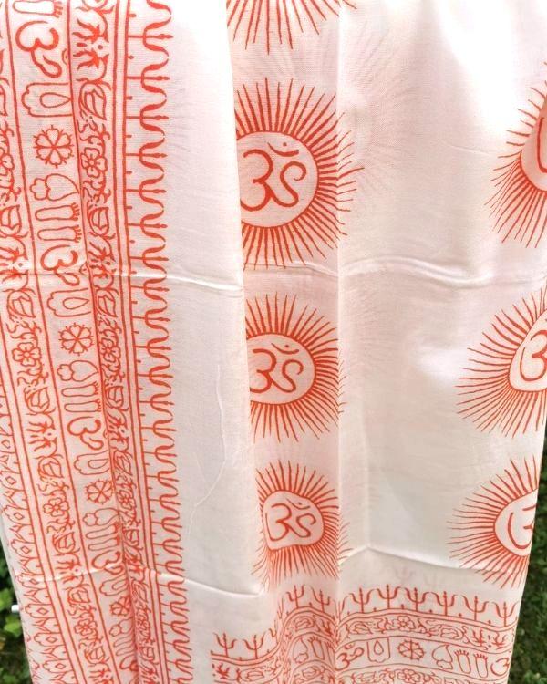 Weisser Pareo mit orangen Om Zeichen und weiteren indischen Symbolen - Goa Hippie Style Sarong Tuch Strandaccessoires
