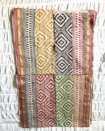 Indische Pareo Tücher mit geometrischen Mustern in diversen Farben 