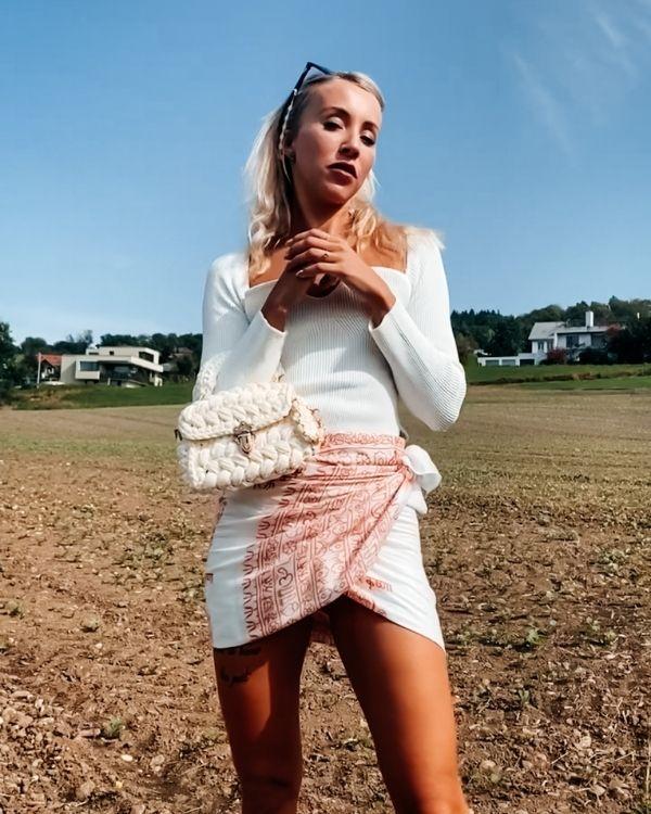 pareo Tuch in weiss orange mit Goa Zeichen und weiteren Indischen Symbolen - Indian Fashion Tuch