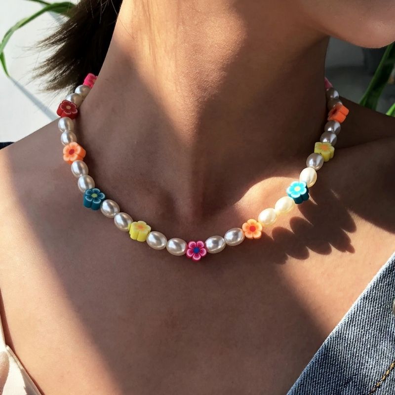 Farbige Perlenkette aus bunten Blumen Clay Perlen und Kunstperlen