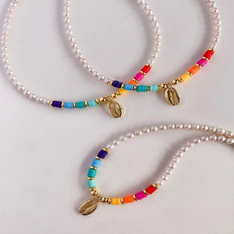 Perlen Halskette aus weissen Perlen mit farbigen Perlen dazwischen und goldenem Muschel Anhaenger 