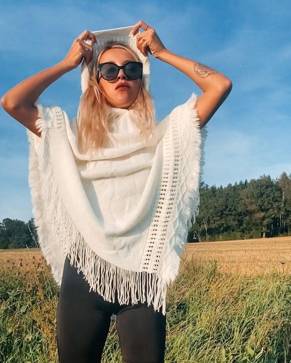 Weisser Poncho Cape mit Kapuze und Fransen am Ende - Asymmetrischer Poncho Damen online kaufen