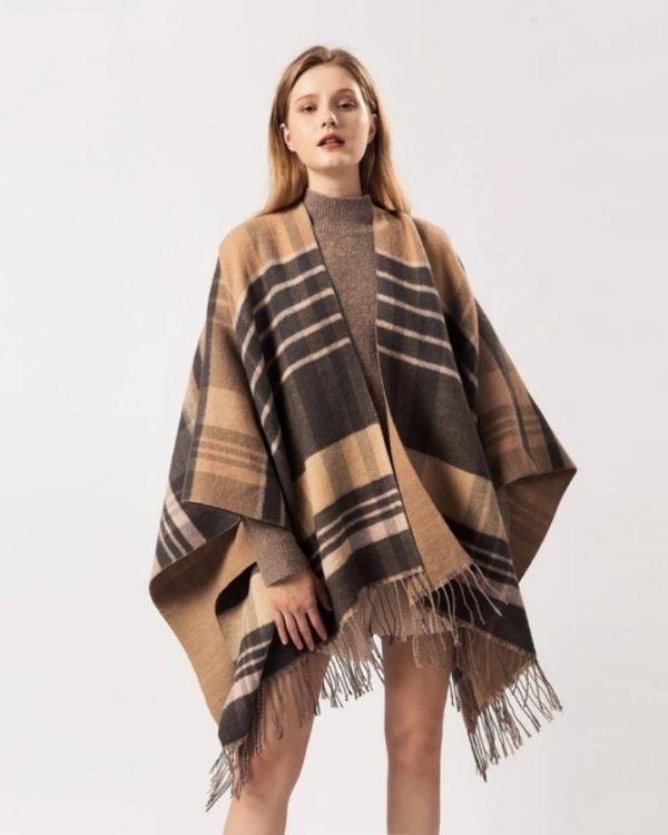 Asymmetrischer Damen Poncho Cape mit karierten Mustern und Fransen - Herbst Fashion Poncho in diversen Braun Farben online bestellen