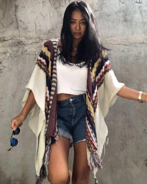 Weisser Poncho Cape mit braunen schwarzen Ethno Boho Mustern 