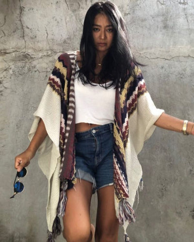 Weisser Poncho Cape mit braunen schwarzen Ethno Boho Mustern 