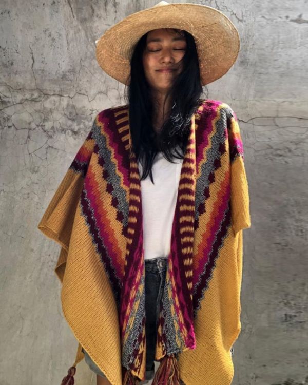 Gelber Mexican Style Poncho Cape mit farbigen Mustern und Fransen Pompoms