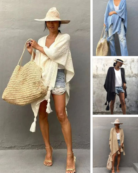 Eleganter Poncho Cape mit Pompom Fransen an den Enden und Zopfmuster