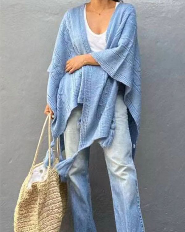Beiger Poncho Cape Schal mit Fransen Pompoms und schoenem Zopfmuster 