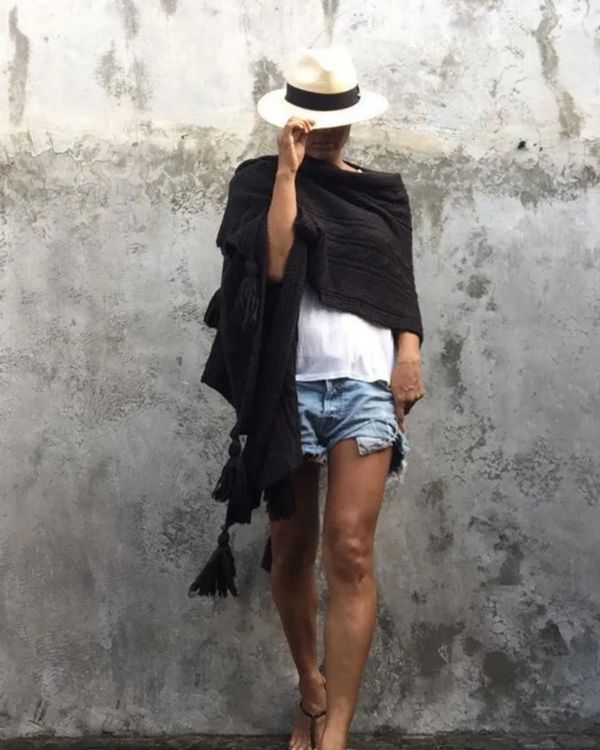 Schwarzer Strick Poncho Cape mit Fransen Pompom